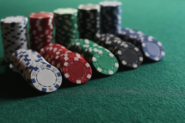 Dealer profesional yang memandu sesi Crazy Time secara langsung